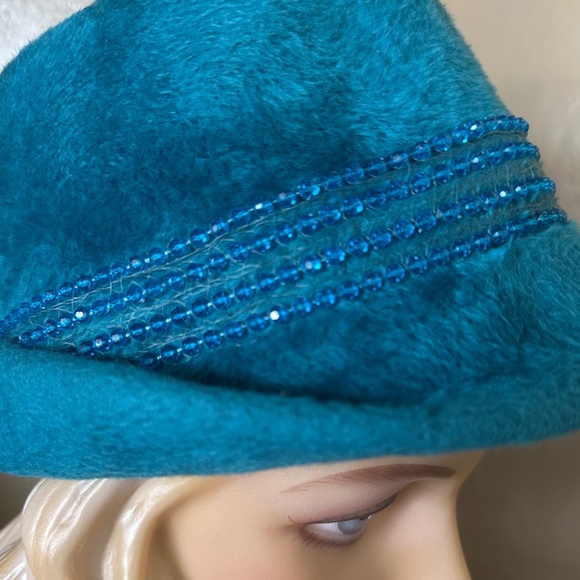 DESIGNER 1960s\' AQUA FURRY FELT FEDORA + MATCHING RHINESTONES & LONG FEATHER main image 8